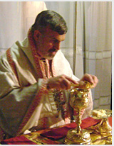 Met Lorenzo mentre celebra la liturgia a Palermo.